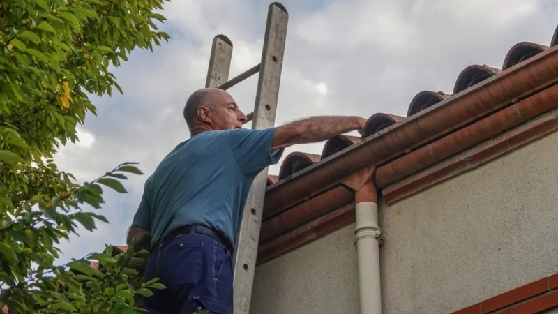 Košta 400 dinara, a spasava kuću – ako što pre ne očistite oluke sa prvom jačom kišom propada fasada Košta 400 dinara, a spasava kuću – ako što pre ne očistite oluke sa prvom jačom kišom propada fasada