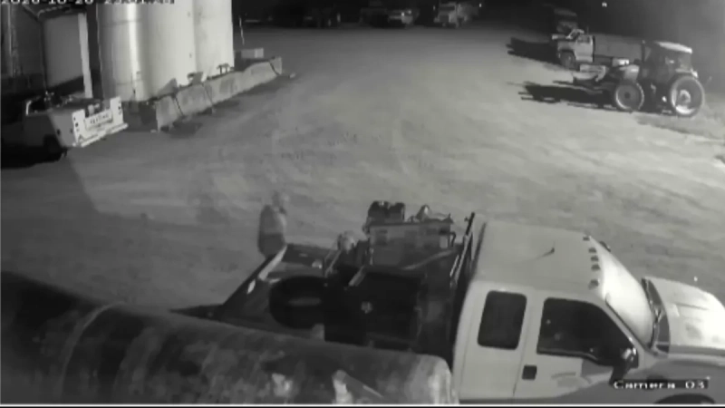 Pobegao sa doživotne robije! Probio ogradu, pa ukrao vozilo: Stavljen na listu najtraženijih osoba! (VIDEO) Pobegao sa doživotne robije! Probio ogradu, pa ukrao vozilo: Stavljen na listu najtraženijih osoba! (VIDEO)