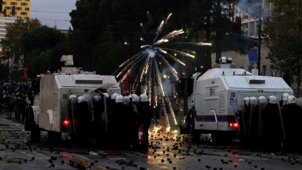 Policija protiv demonstranata u Tirani upotrebila gumene metke Policija protiv demonstranata u Tirani upotrebila gumene metke
