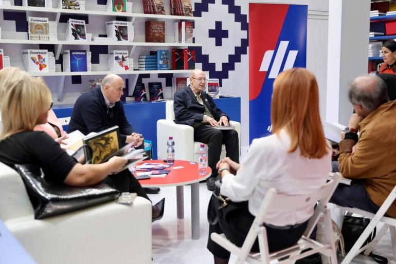 PROFESOR DR GIDEON GRAJF NA SAJMU KNJIGA: Posetio štand Fondacije „Za srpski narod i državu”