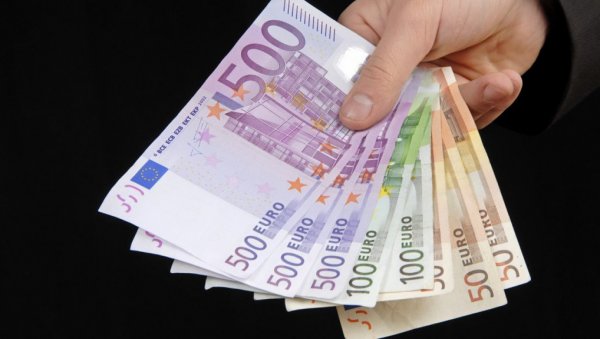 RAZVEDENIM OČEVIMA 500 EVRA MESEČNO: Iz vlade u Rimu mera za nadoknadu onima koji su ostavili stan bivšoj supruzi – za 24 sata čak 13.000 pr RAZVEDENIM OČEVIMA 500 EVRA MESEČNO: Iz vlade u Rimu mera za nadoknadu onima koji su ostavili stan bivšoj supruzi – za 24 sata čak 13.000 pr