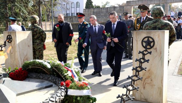 SEĆANJE NA JUNAKE KOJI SU NAM DONELI SLOBODU: Na Groblju oslobodilaca državna ceremonija povodom 82. godišnjice oslobođenja Beograda SEĆANJE NA JUNAKE KOJI SU NAM DONELI SLOBODU: Na Groblju oslobodilaca državna ceremonija povodom 82. godišnjice oslobođenja Beograda