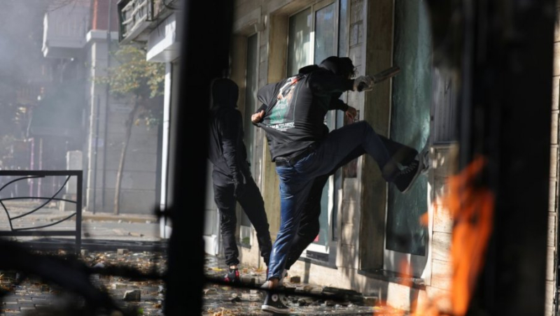 Studenti demonstranti pale zgrade u Tirani
