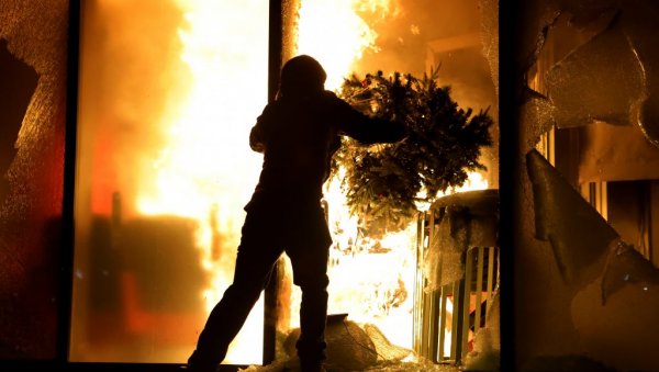 Studenti demonstranti pale zgrade u Tirani Studenti demonstranti pale zgrade u Tirani