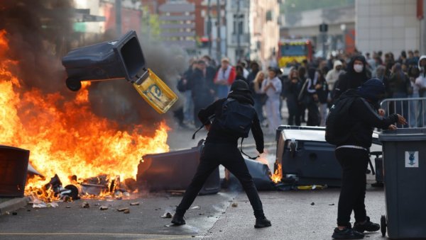TALAS HAPŠENJA NA PROTESTIMA U FRANCUSKOJ: Iza rešetaka 27 ljudi zbog pobune protiv visokih troškova života TALAS HAPŠENJA NA PROTESTIMA U FRANCUSKOJ: Iza rešetaka 27 ljudi zbog pobune protiv visokih troškova života