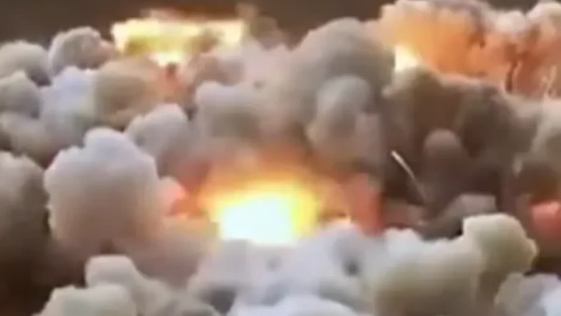 Vojska brutalno napada, eksplozije odjekuju: Počeo je „rat gradova“, vrata pakla su otvorena Vojska brutalno napada, eksplozije odjekuju: Počeo je „rat gradova“, vrata pakla su otvorena